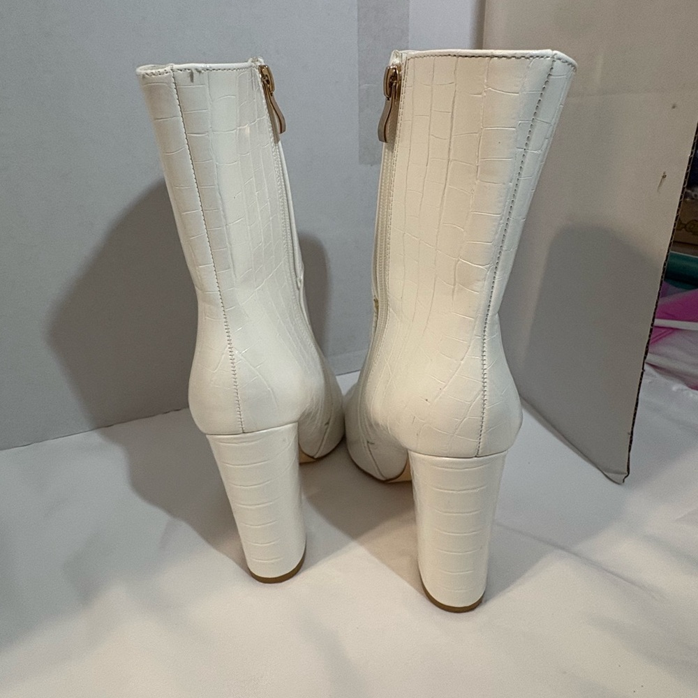 White Croc-Embossed Pointed Toe Block Heel Boots Women size 10 block heel - Picture 3 of 9